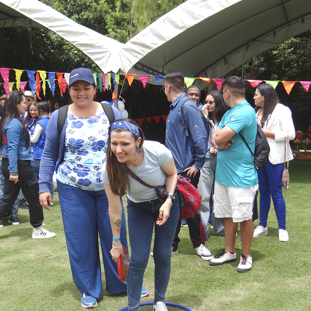 Evento empresarial con feria de pueblo